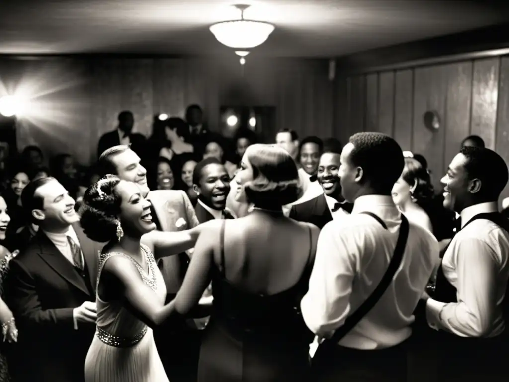 Una fotografía en blanco y negro de un animado club de jazz de los años 20, con parejas elegantes bailando al ritmo de una banda en vivo