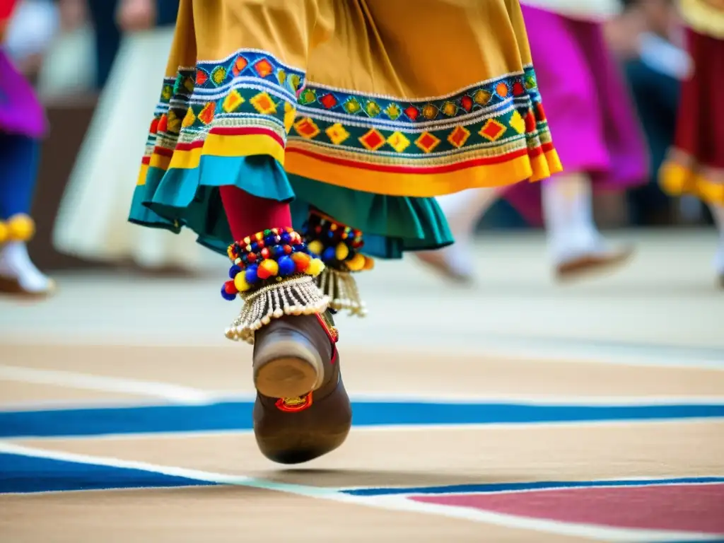 Los brillantes cascabeles adornan los pies del bailarín, capturando la esencia del documental sobre el proceso de creación de danzas tradicionales