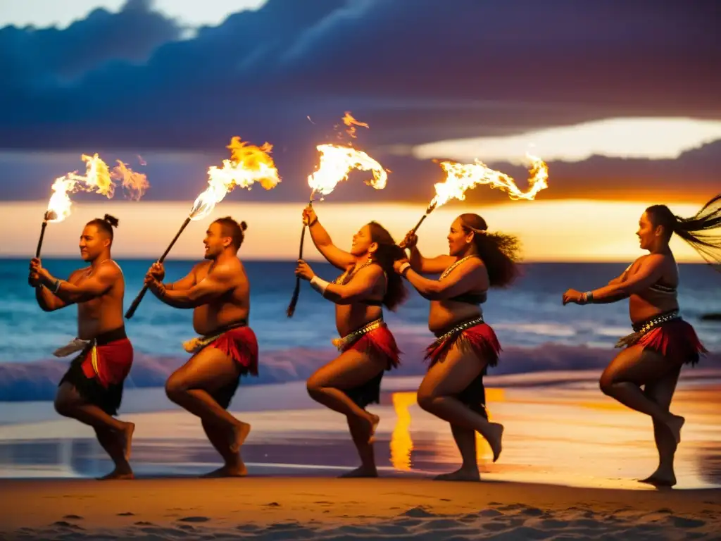 Danza del fuego Samoano en el Festival Teuila: espectáculo de fuego al atardecer en la playa con bailarines, chispas y público admirando