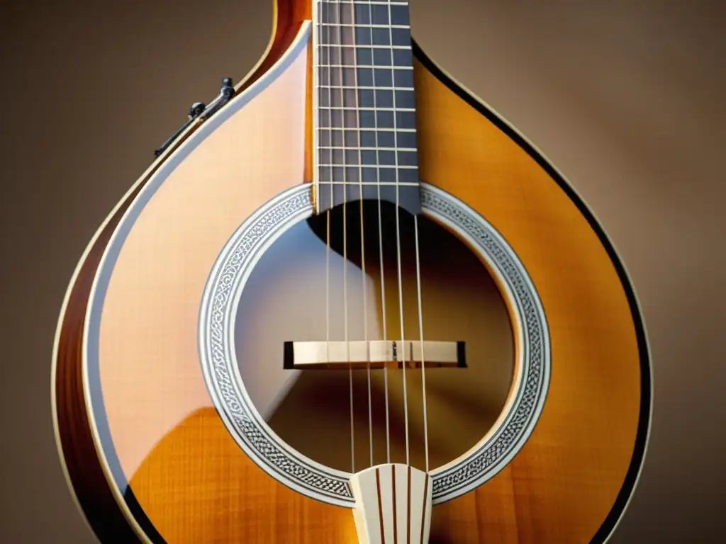 Bouzouki griego: artesanía y tradición en alta resolución Detallada imagen de un bouzouki griego tradicional, resaltando la artesanía y calidez de la madera