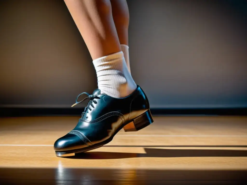 Detalle de los pies de un bailarín de claqué en movimiento, mostrando el arte y pasión por el claqué