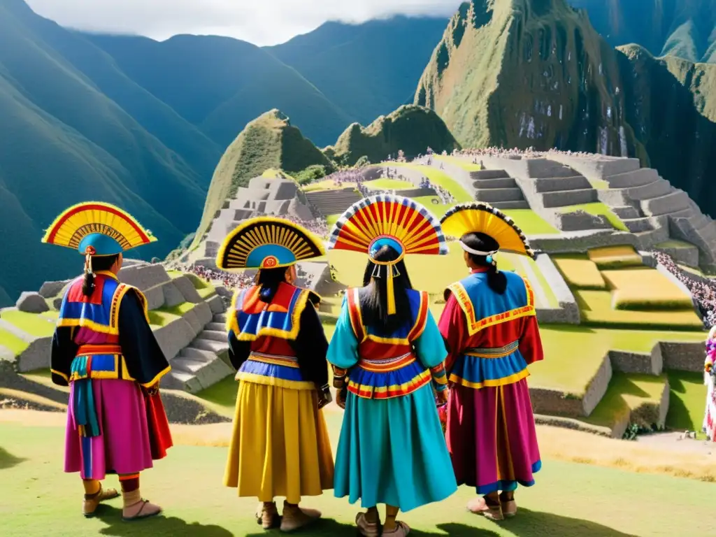 Grupo de artistas con trajes tradicionales celebra el Inti Raymi en Perú, rodeados de ruinas incas y exuberante vegetación