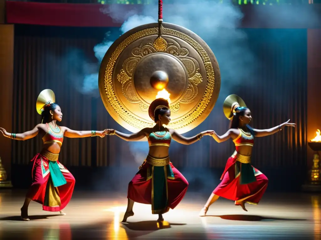 Grupo de bailarines indonesios realizando danzas ceremoniales alrededor de un gong de bronce, reflejando la luz de antorchas