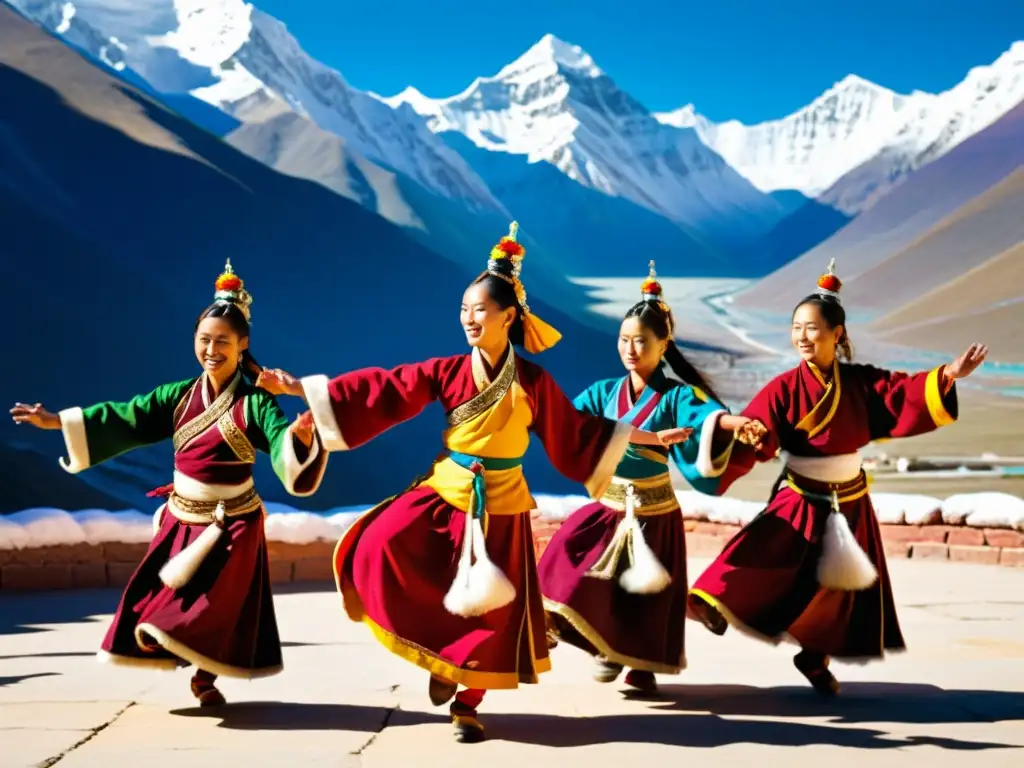 Grupo de bailarines tibetanos ejecutando una danza sagrada en un patio soleado, rodeados de montañas nevadas