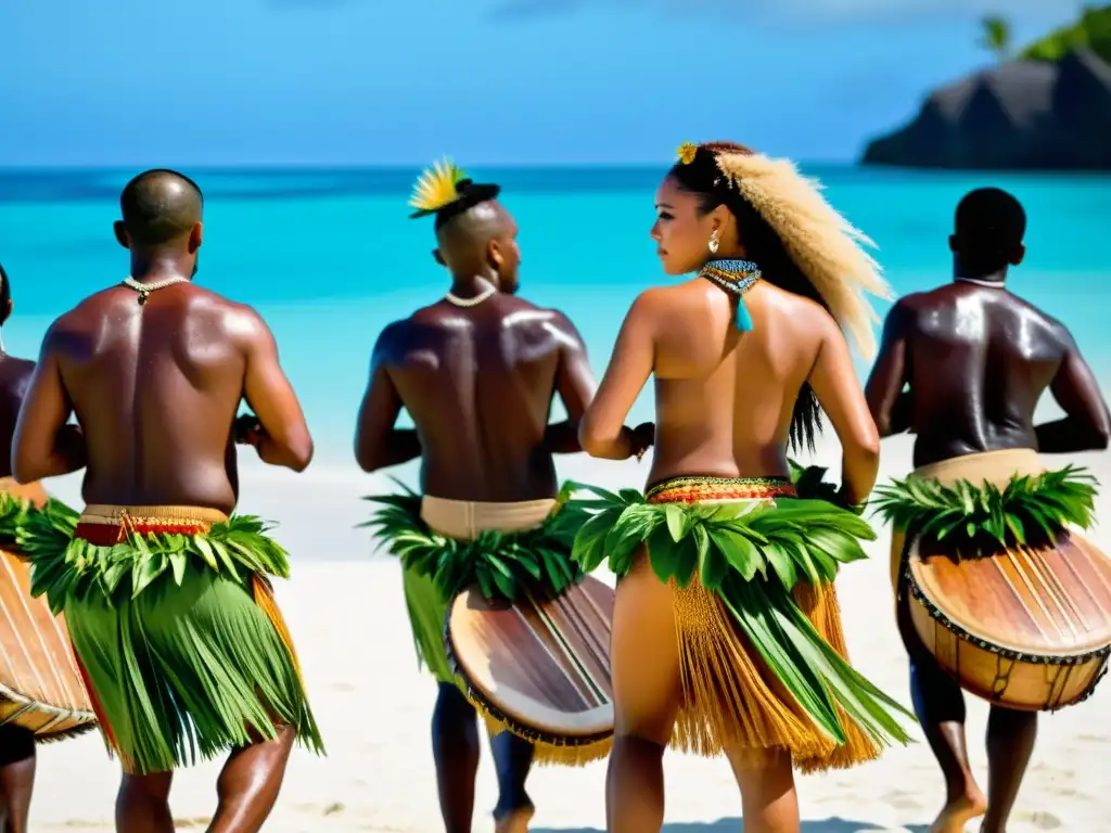 Grupo de bailarines tradicionales de Oceanía realizando danzas ceremoniales en una playa, con el turquesa del Pacífico de fondo