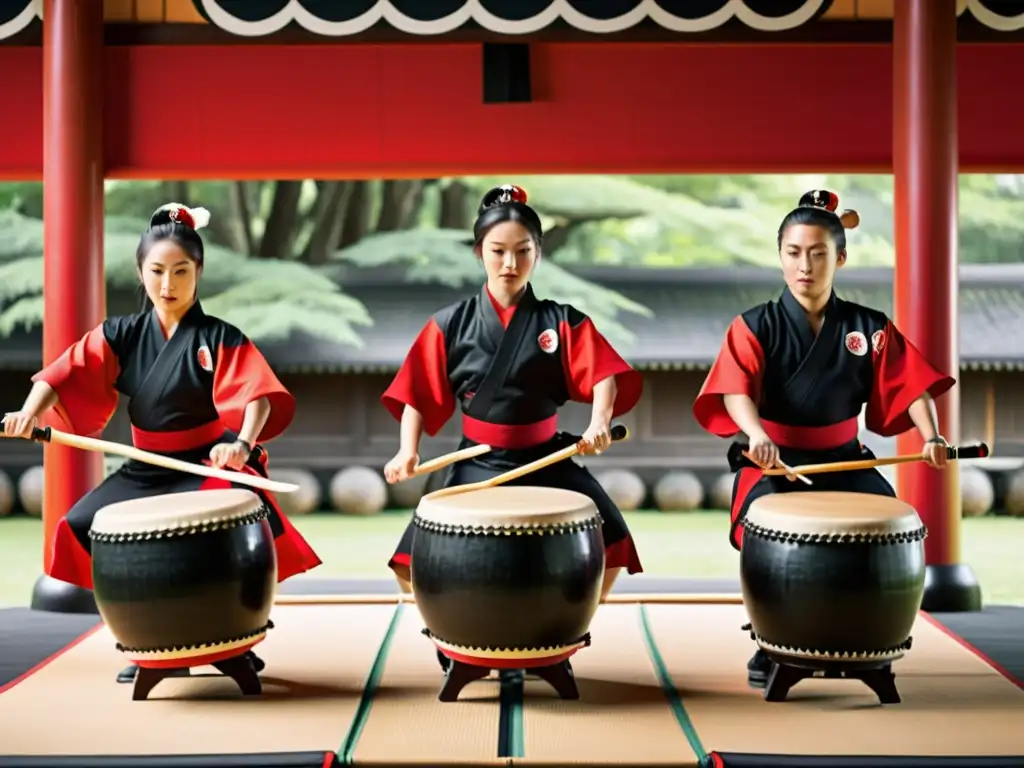 Grupo sincronizado de taiko en escenario japonés, vestidos con trajes rojos y negros, transmiten energía en la Danza de tambores Taiko Japón