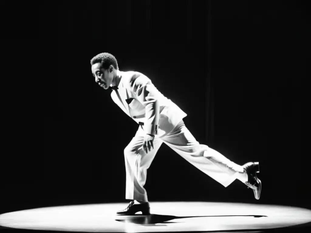 Gregory Hines cautiva en el escenario con su danza, iluminado por un foco