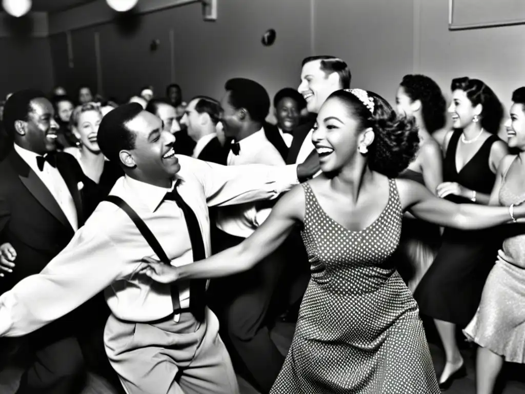 Imagen en blanco y negro de una abarrotada pista de baile durante la era del swing, con influencia diáspora afroamericana