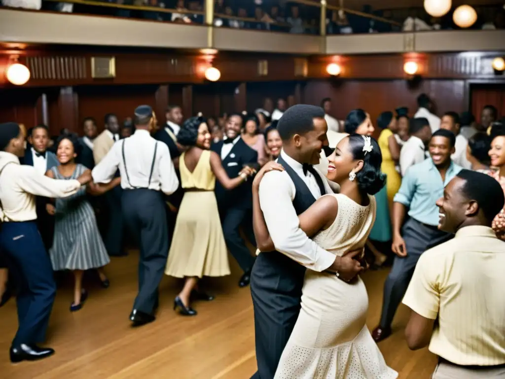 Imagen en blanco y negro de una animada pista de baile en Harlem en los años 30, donde parejas bailan Lindy Hop en un movimiento aéreo