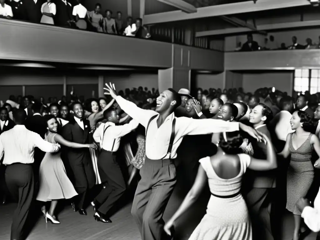 Imagen en blanco y negro de animada sala de baile en Harlem, Nueva York en la década de 1930, donde parejas disfrutan del dinámico Lindy Hop historia y técnicas, vistiendo atuendos vintage y irradiando alegría al ritmo del jazz