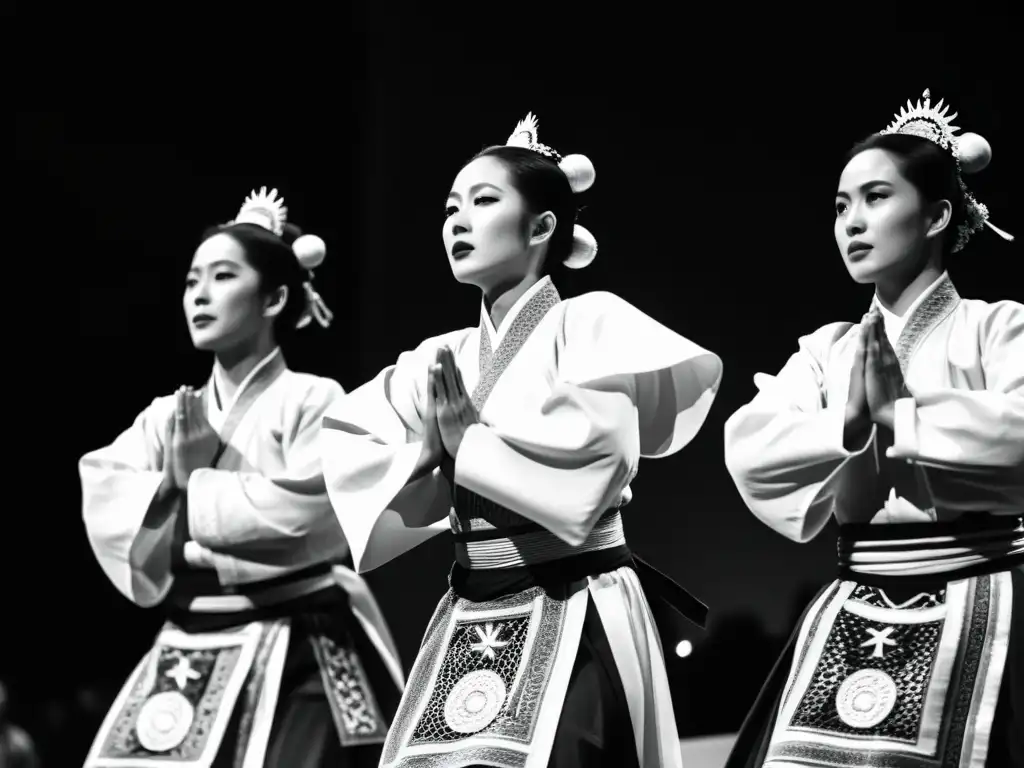 Imagen en blanco y negro de una emocionante actuación de Cai Luong, con trajes detallados, gestos expresivos y significado cultural Vietnamita