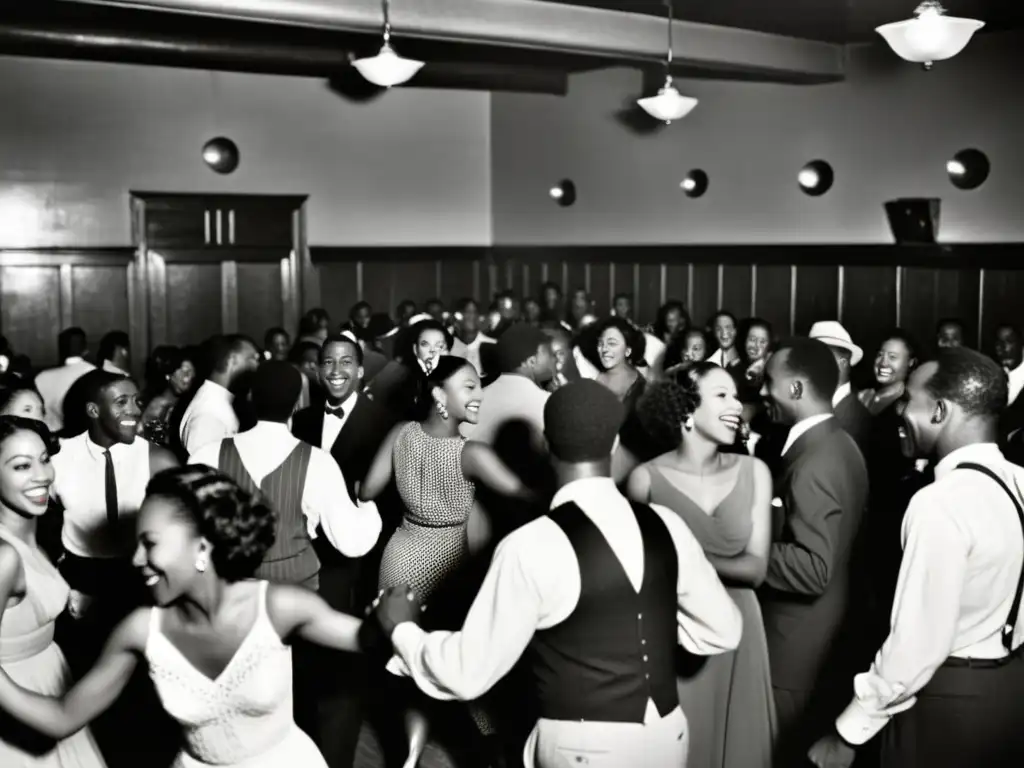 Imagen de un salón de baile abarrotado en Harlem durante los años 30, donde parejas bailan Lindy Hop con expresiones de alegría