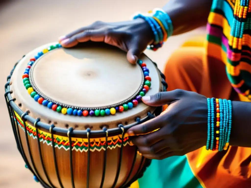 Un músico toca un djembe africano decorado con cuentas y patrones coloridos, transmitiendo energía y ritmo en bailes folclóricos