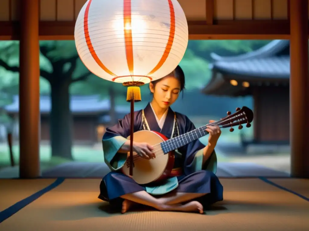 Un músico japonés toca el shamisen bajo la suave luz de una linterna de papel, destacando el significado cultural del Bon Odori