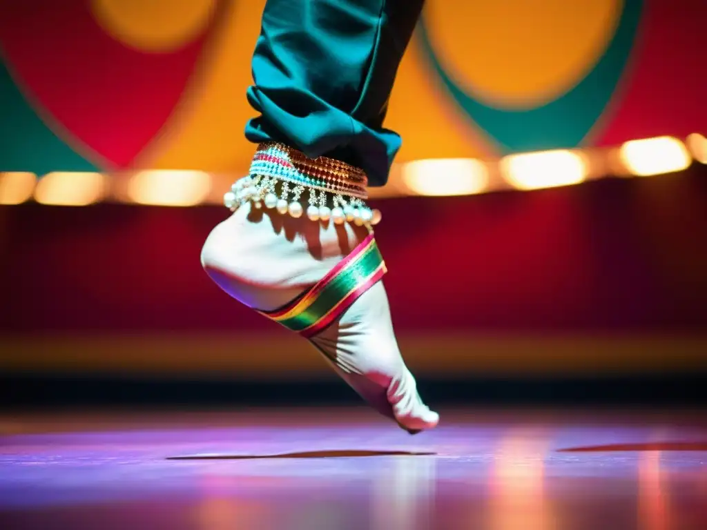 Los pies de un bailarín de danza clásica Sattriya de Assam realizan un intrincado paso en medio de una deslumbrante iluminación de escenario