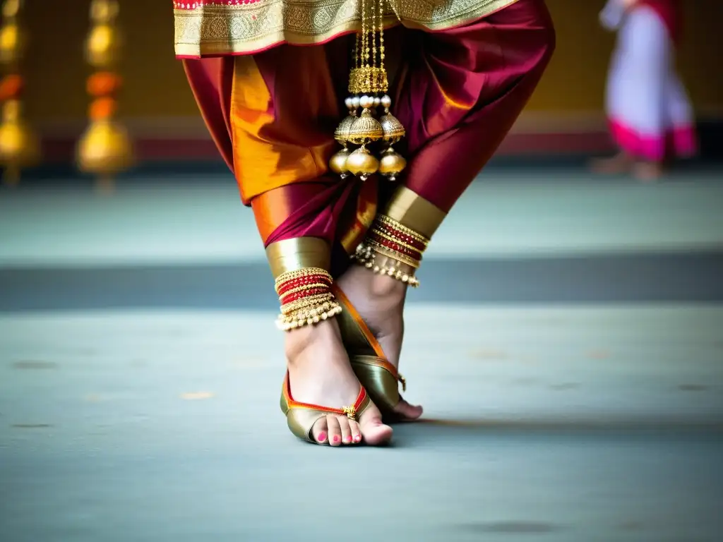 Los ghungroos adornan los pies de una bailarina de Bharatanatyam, resaltando la influencia del Bharatanatyam en la joyería