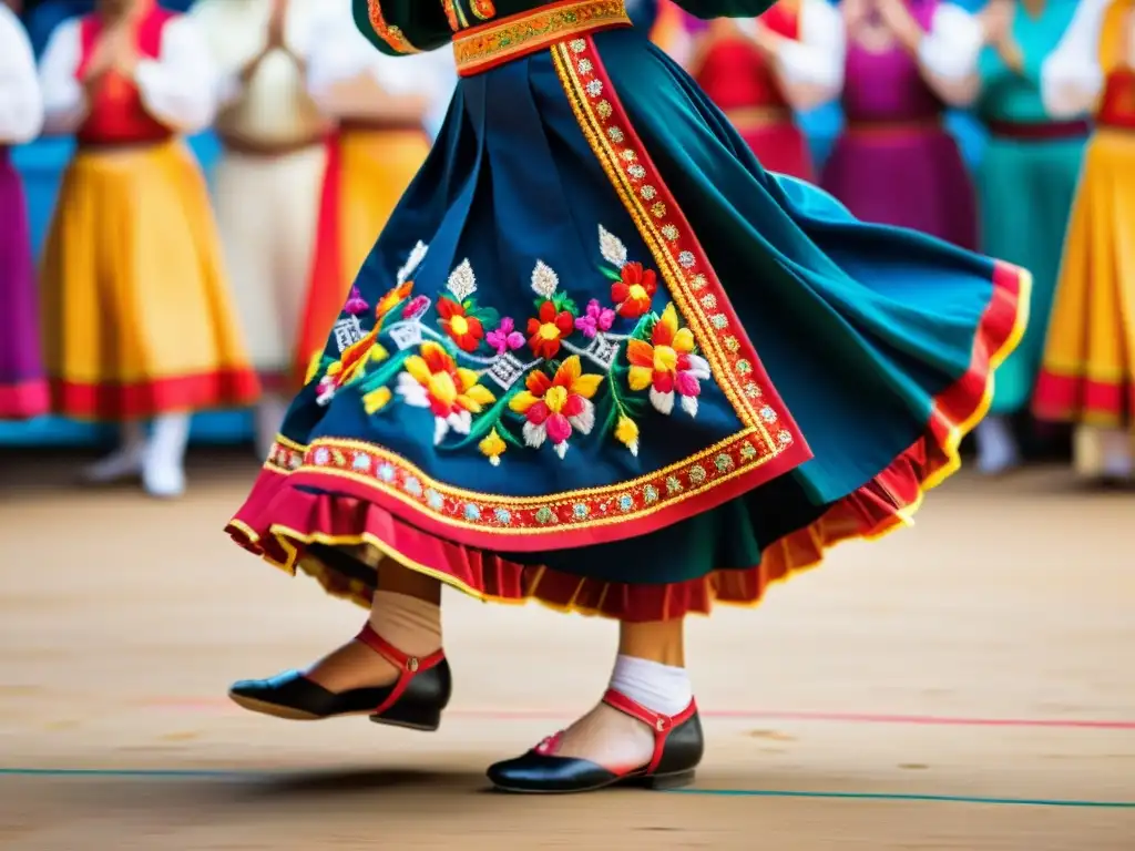 Vibrante traje de danza folclórica con bordados detallados, capturando pasión y tradición en medio de una animada multitud